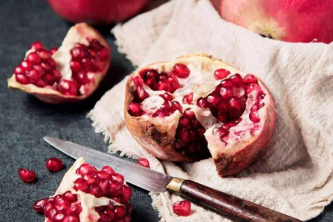 吃了30年石榴,才知道这个剥法太好用,不流汁不脏手,10秒钟剥好_方法