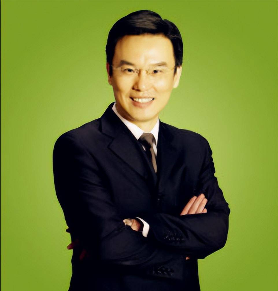 还有很多央视的主持人.台前是同事,台后是