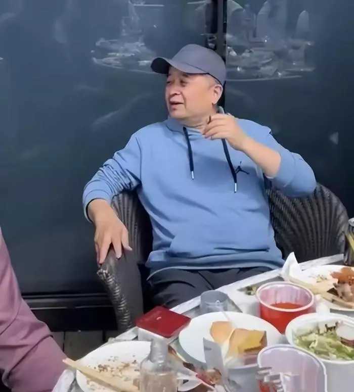 二:毕福剑的变化随着时间的推移,毕福剑的外貌和身体状况都发生了很大