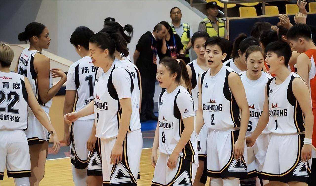 总之,广东女篮在输给内蒙古女篮之后,暴露了内线问题和部分球员状态