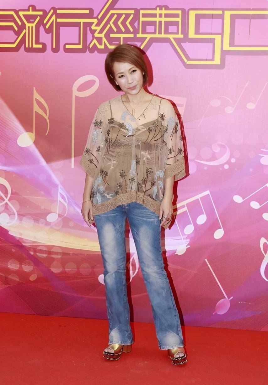 58岁的叶童真是不服老,浅蓝色开衫配时尚内搭温柔