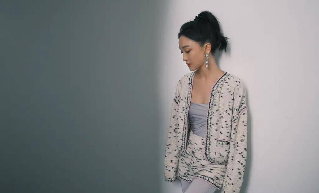 周迅没生娃真的瘦,穿开衫搭紧身时尚满是"褶皱",光吃不胖太牛_风格