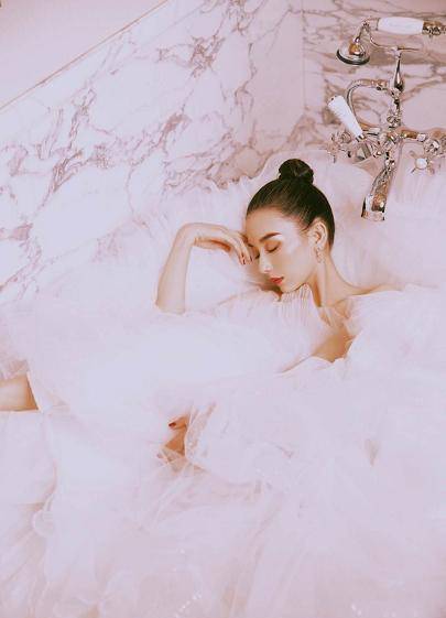 天王嫂方媛晒健身照,大秀沙漏身材不输超模好时尚,32岁依旧少女_穿着