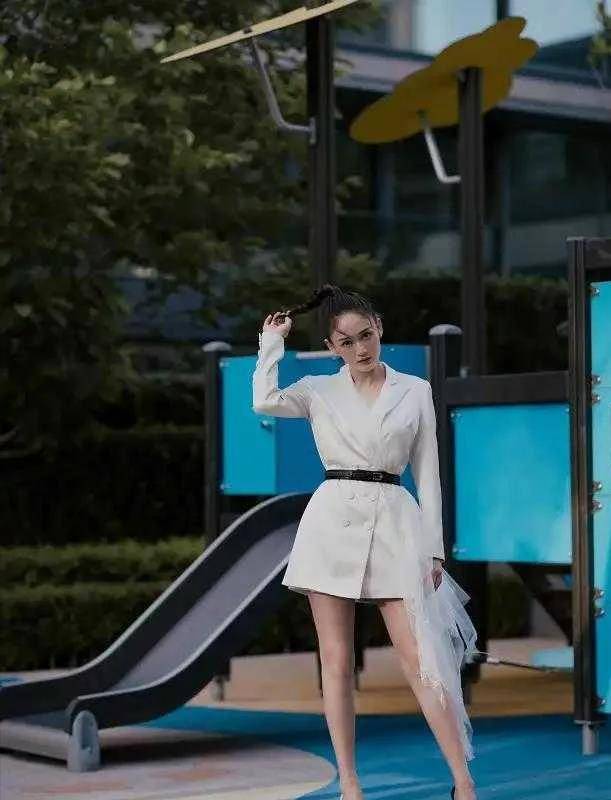 "女神"式许晴,盘腿坐白大褂裙美到女生都夸她漂亮_西装_白色_时候
