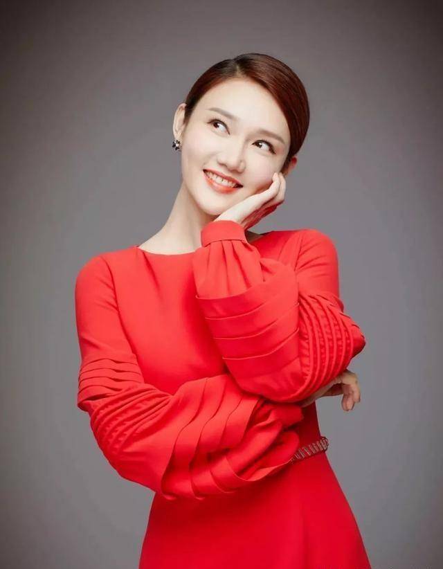 龙洋太漂亮了,笑起来太甜,还有酒窝,还是主持过诗词大会的才女_青海