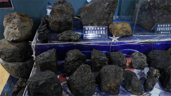 孙海洋不仅向各方求助,到处托人收藏奇石,特别是陨石,他无论花多少钱