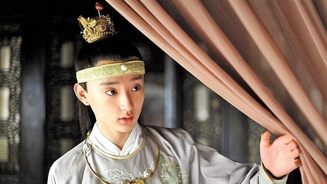 于晓彤一秒被扶上台的吴莫愁,在下台上显得精神抖擞.