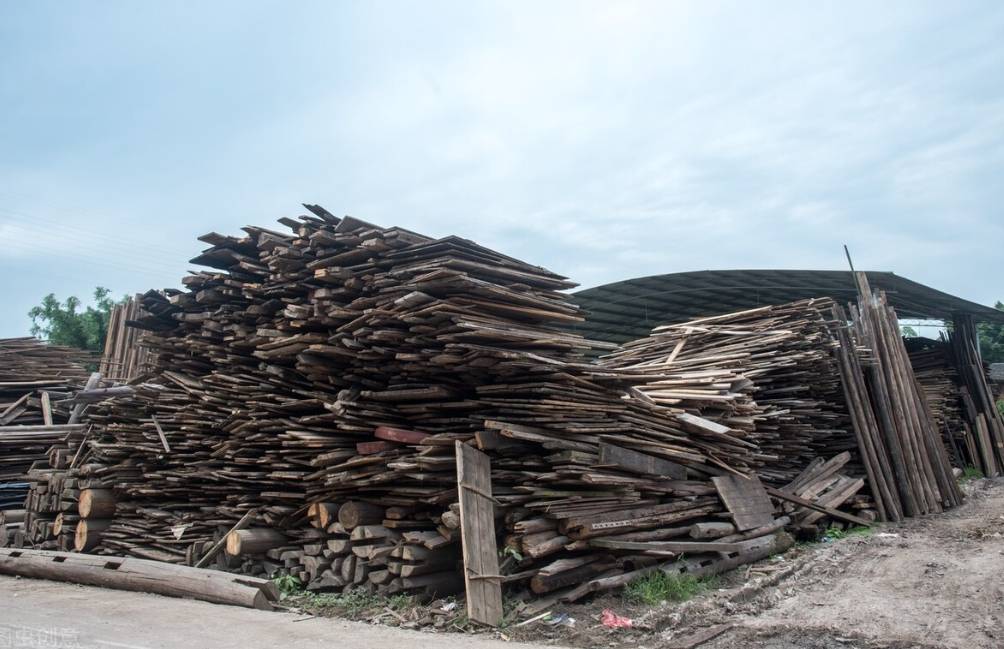 首先,我想和大家分享的是在農村地區建立一個小型廢木材回收破碎廠.