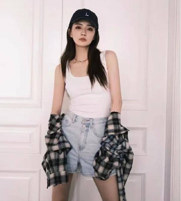 徐璐不愧是有招数的女神,牛仔短裤和白色吊带尽显少妇魅力!