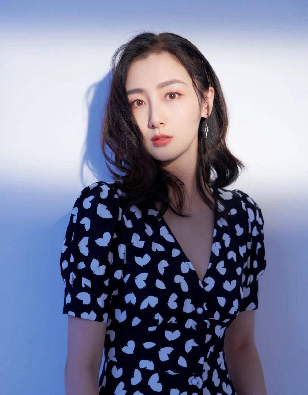 刘诗诗结婚她是最美伴娘,今32岁涂"芭比粉",少女感溢出屏幕_叶青_运动