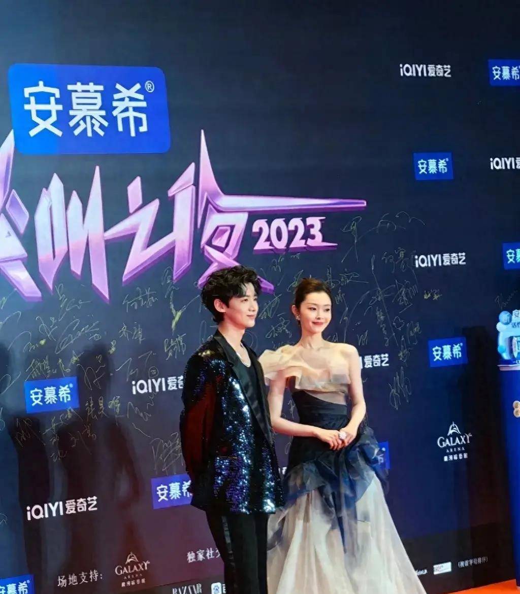 首先,白敬亭和宋轶一起走红毯《长风渡》.今晚他们的cp粉赢了!