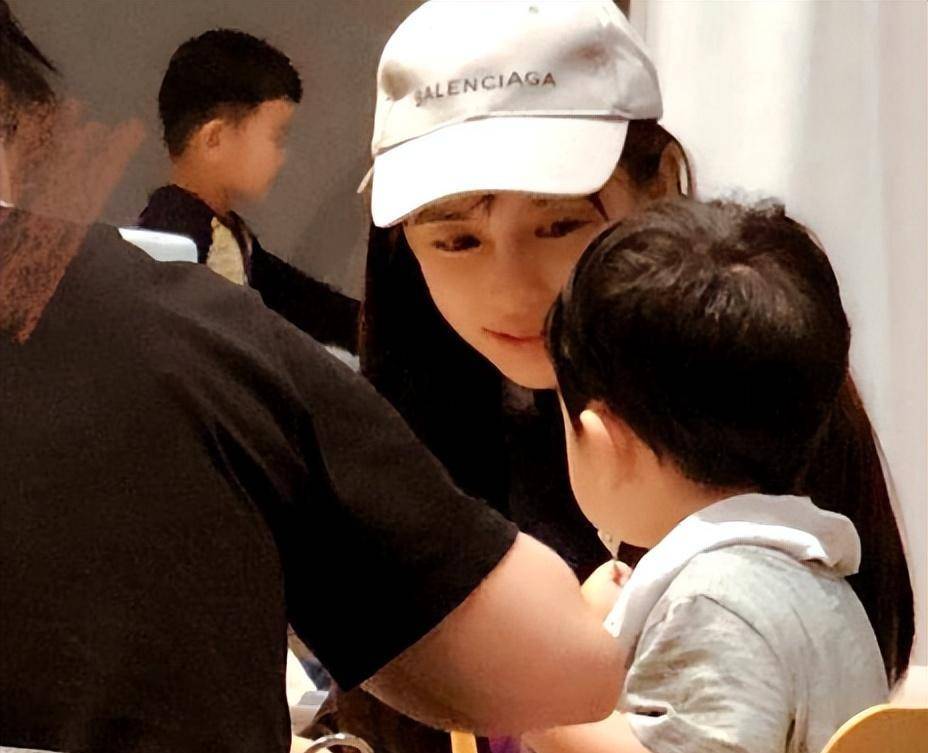 杨颖的孩子小海绵疑似生病.情况应该是相当严重的.