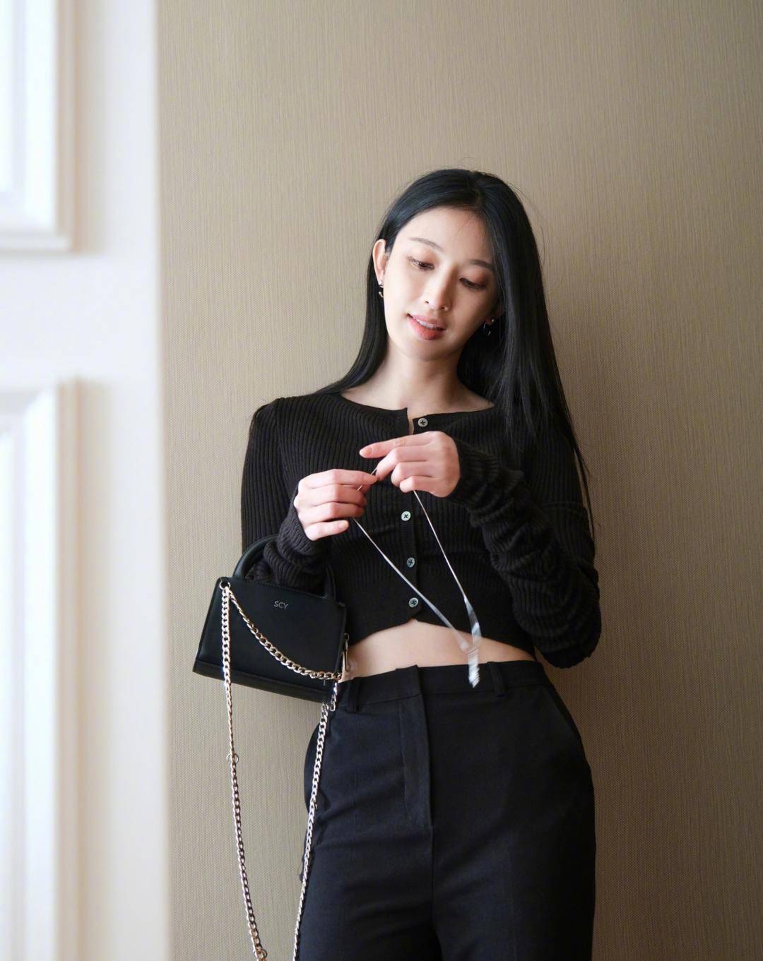 张俪的时髦穿搭,黄色小开衫配黑白格纹阔腿裤,清新甜美又有格调_时尚