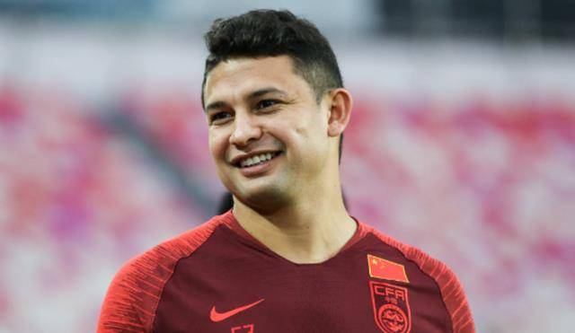 国足并没有放弃归化政策,但目前无人可归化使用_球员_艾克森_年龄