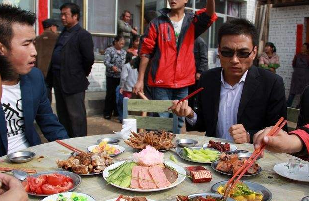 为啥农村吃宴席喝啤酒的人越来越少？看完了想祝祖国万岁(图2)