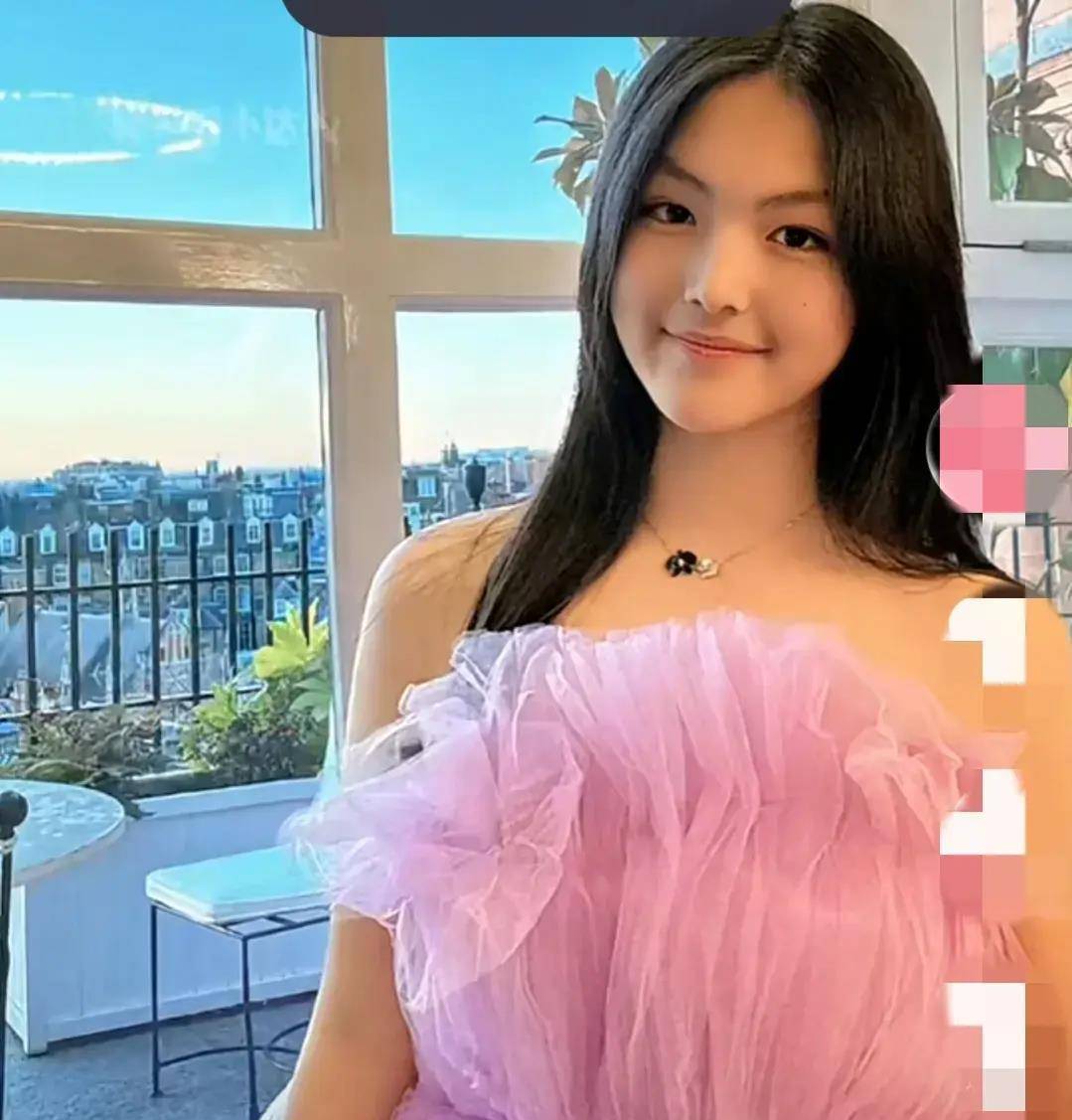 李湘女儿近照曝光引围观,14岁王诗龄又瘦又美,成熟中带一点性感_照片
