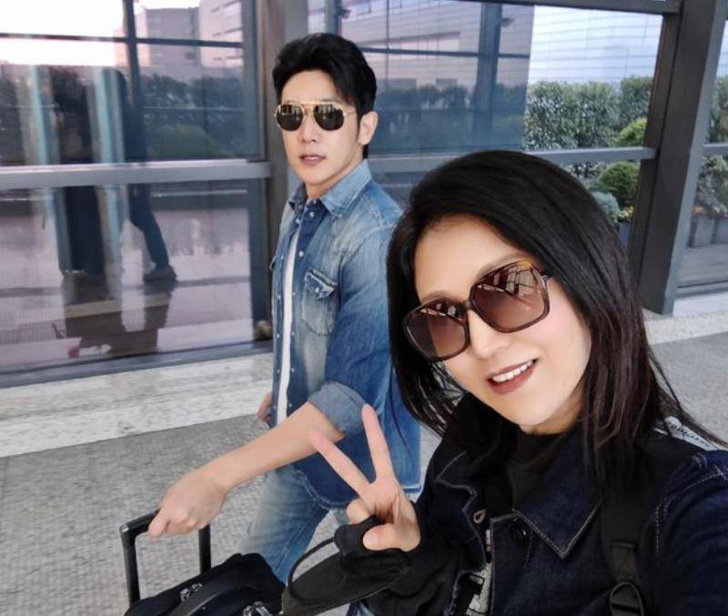 47岁鲍蕾出席活动,无滤镜生图认不出老太多,双下巴明显胖20斤_陆毅