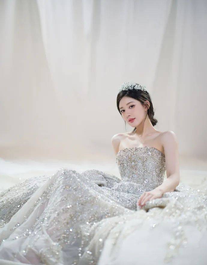 赵露思生日会被嘲讽,唱歌跑调,直播赚钱?_造型_专业_舞台