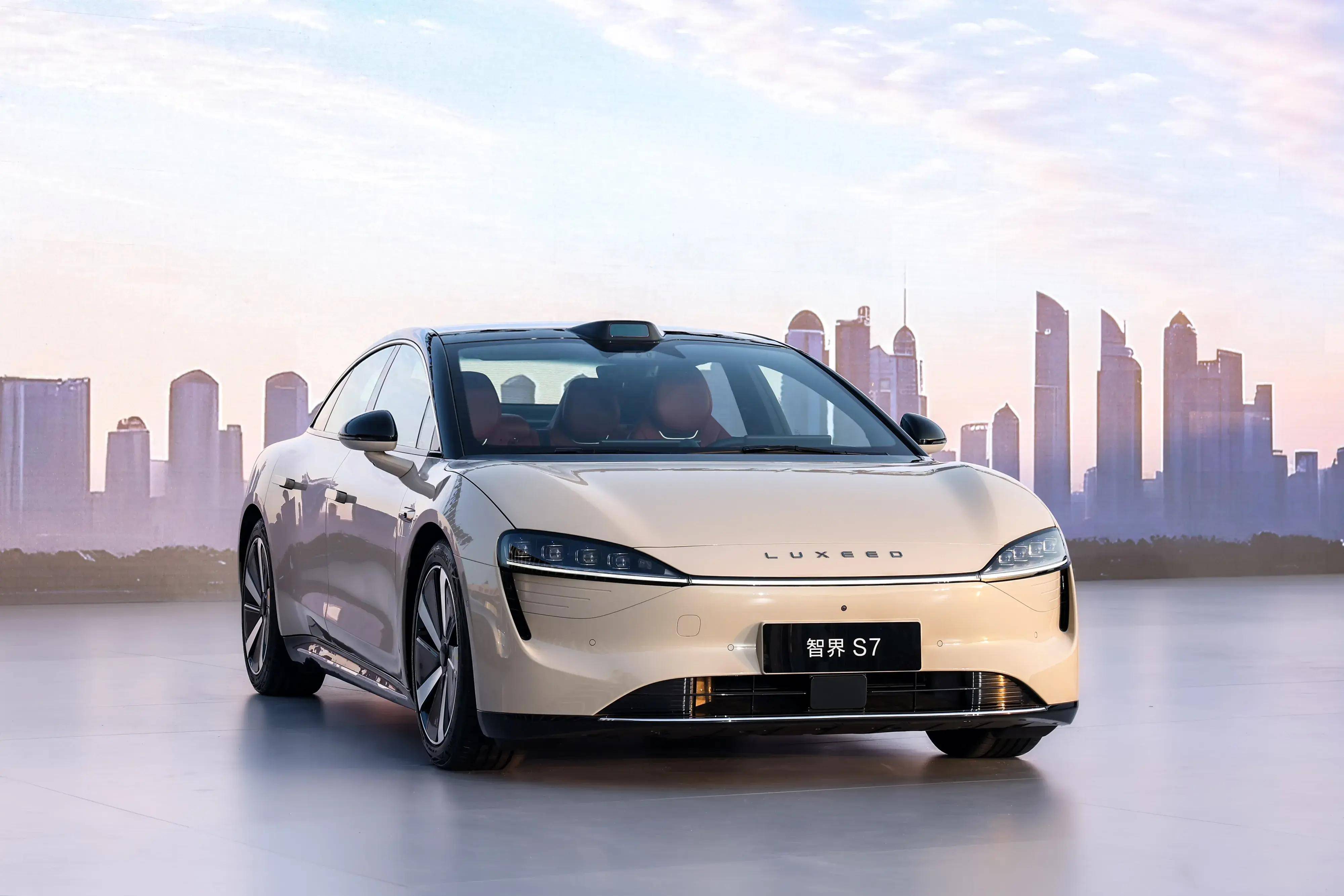华为智选车旗下首款轿车智界S7正式上市，售价下调至24.98万元起