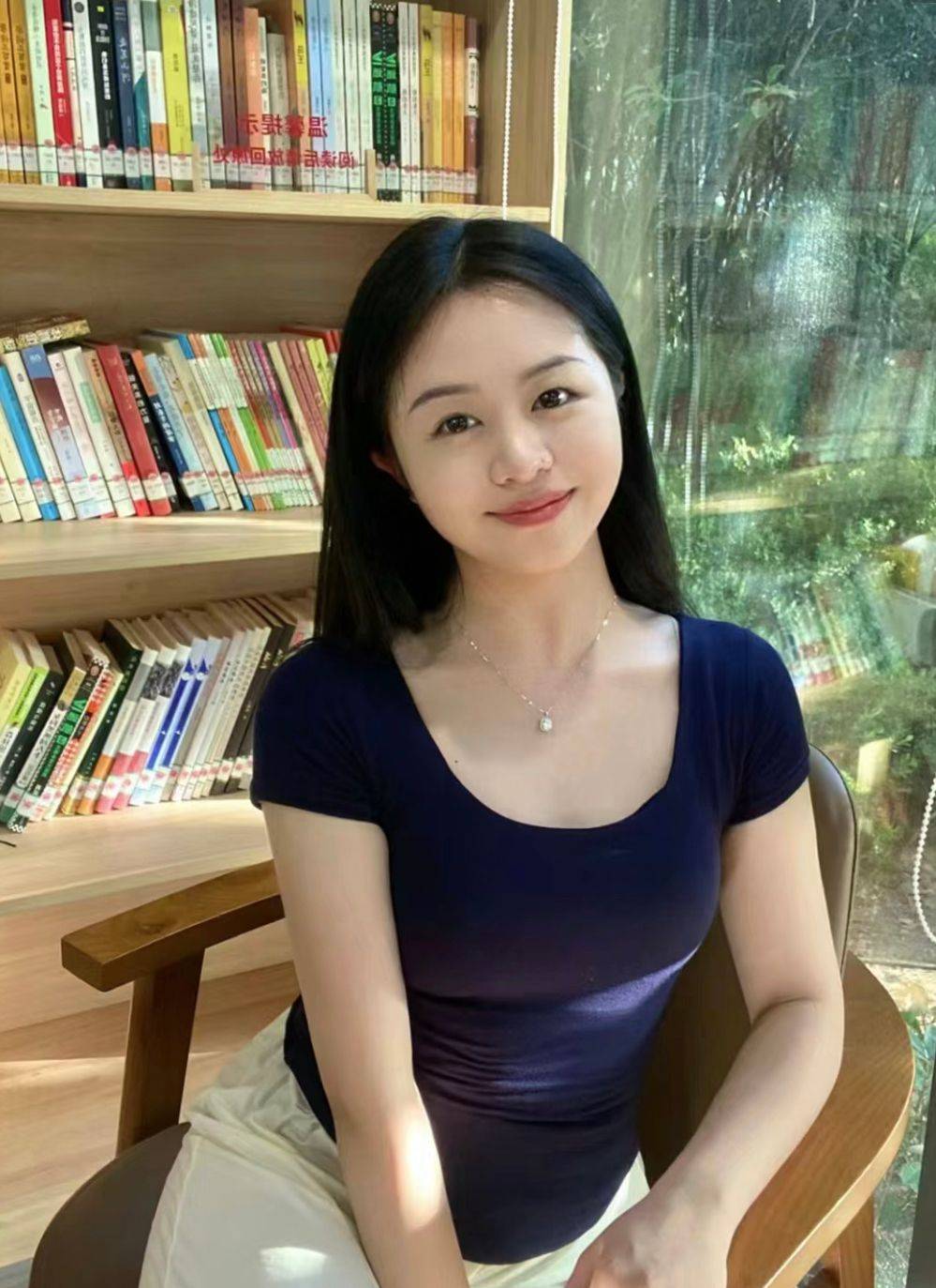 重要的还是内在的修养,真正有品位,涵养,学识的女人,就算长的普通也有