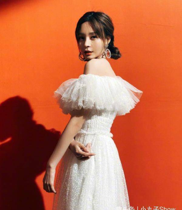 31岁沈梦辰爱上公主裙,秀出香肩锁骨加长腿,又是一枚小公主_线条_设计
