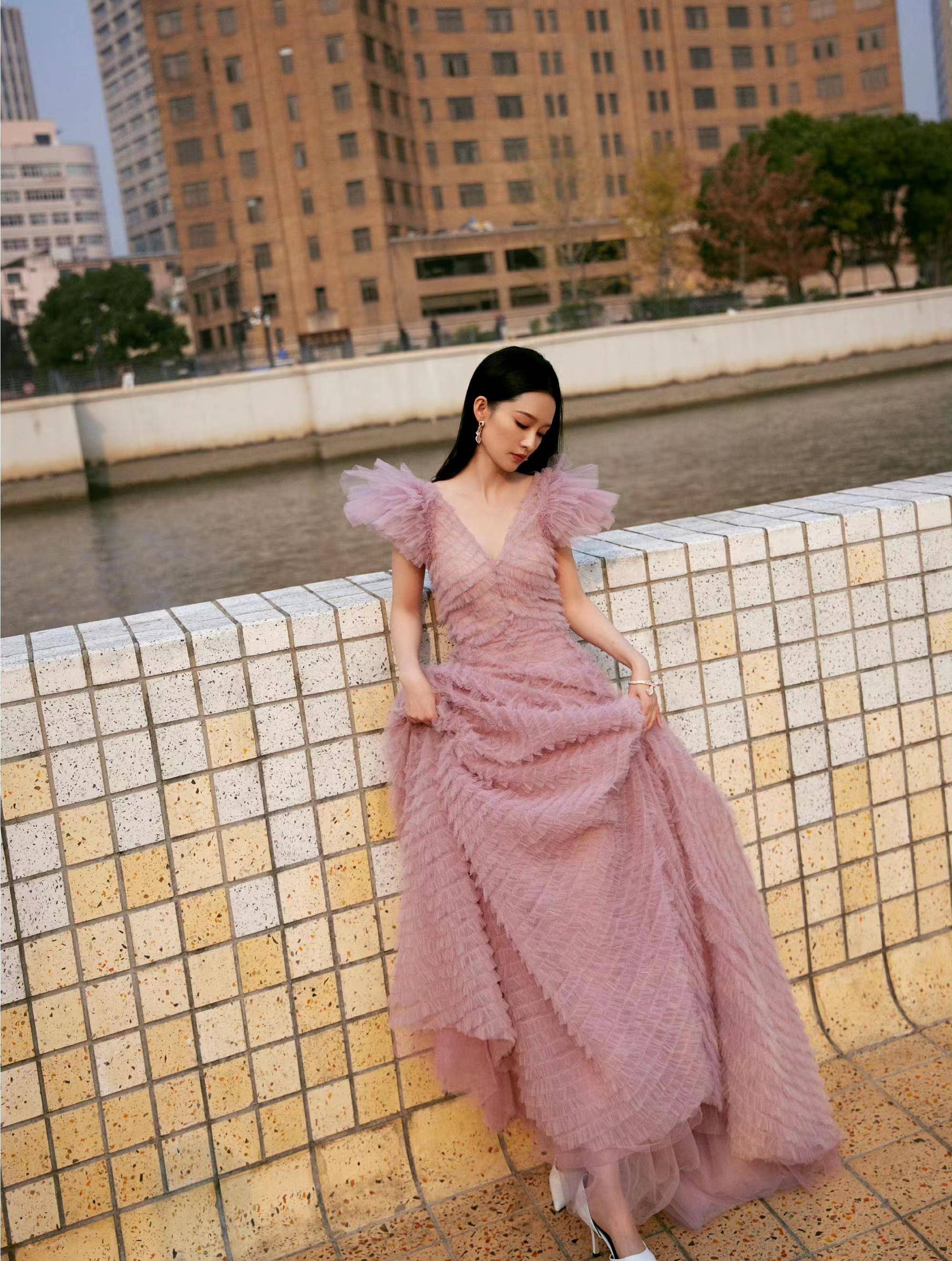 领口采用了v领的设计,展现出李沁性感的锁骨和优美的颈部线