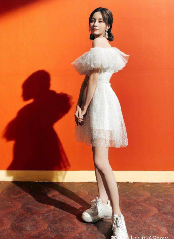 31岁沈梦辰爱上公主裙,秀出香肩锁骨加长腿,又是一枚小公主_线条_设计