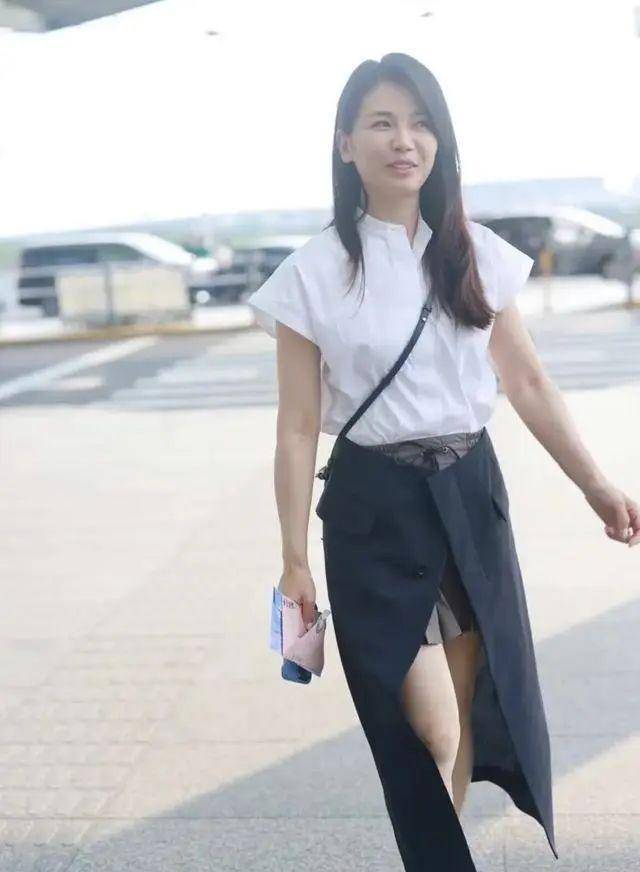 刘涛这审美真一言难尽,穿两条裙子赶时髦,却暴露大象腿_层次感_视觉