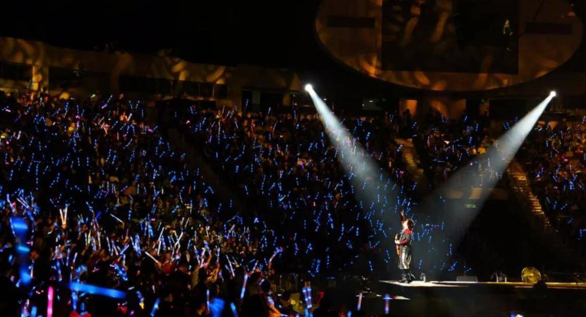 粉丝喊话其别聊天,伍佰无奈开始演唱_表演_观众_声音