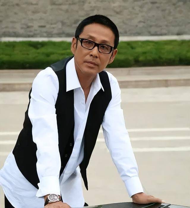 而当时的金道明还只是一个在天津人民艺术剧院默默工作的青年演员