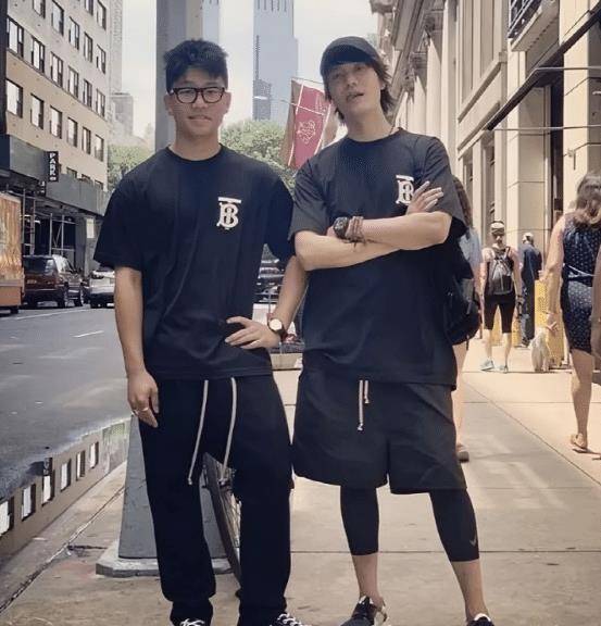 有一种"遗传"叫陈坤父子,父子俩侧颜简直一模一样,正面看却完全不像