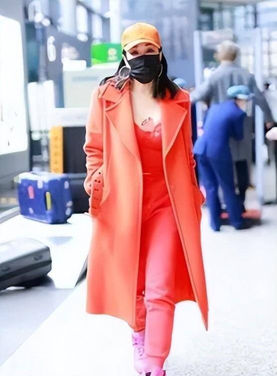 52岁穿泳装身姿卓越肤白貌美,张伦硕娶到宝了_造型_时尚_女性