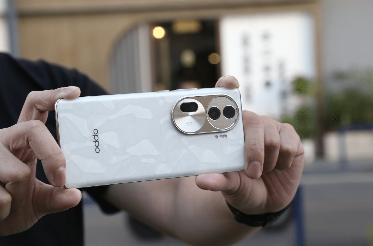 根据官方的介绍,oppo reno11 pro此次是后置了5000万单反级人像三摄