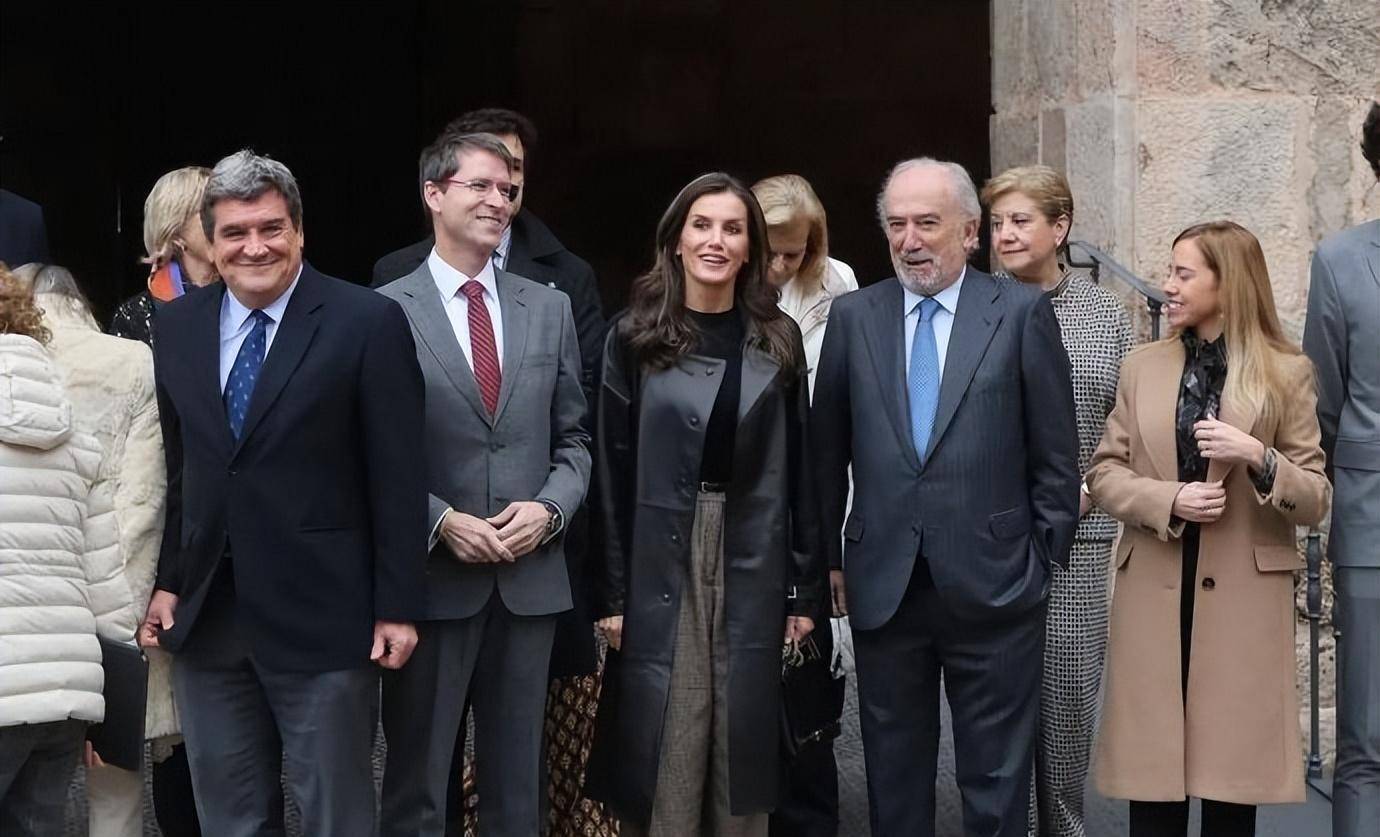 皮衣和皮裤,又美又飒,将是时下的玫瑰_网友_线条_女性