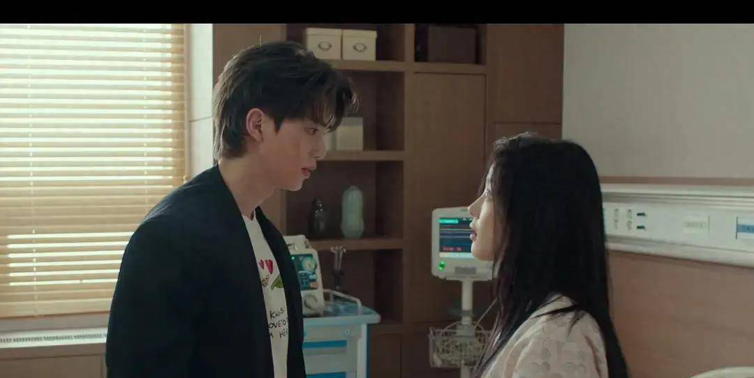 被女主都到曦救了,也毫不感恩,因为他的心思都在那个恶魔之力的纹身上