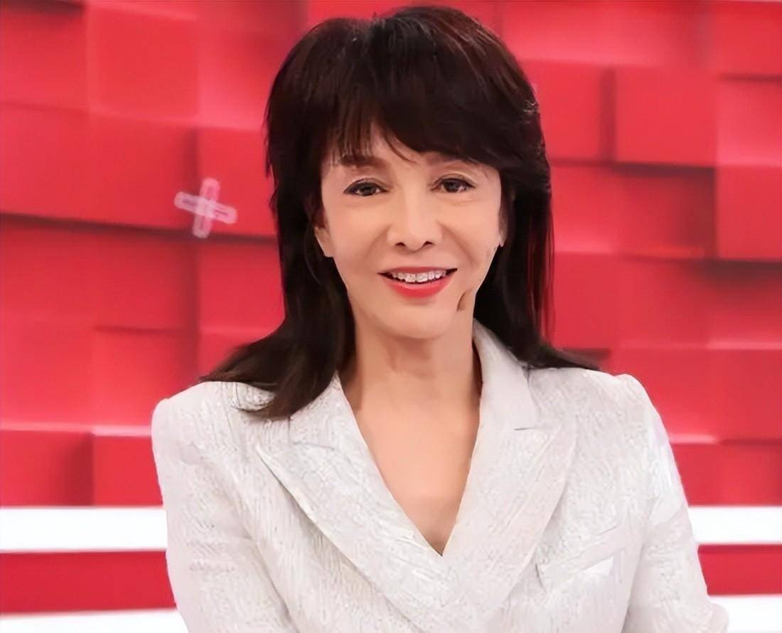 港星郑裕玲:曾有两段坎坷情史,如今66岁孤身一人无儿无女_工作_嘉艺