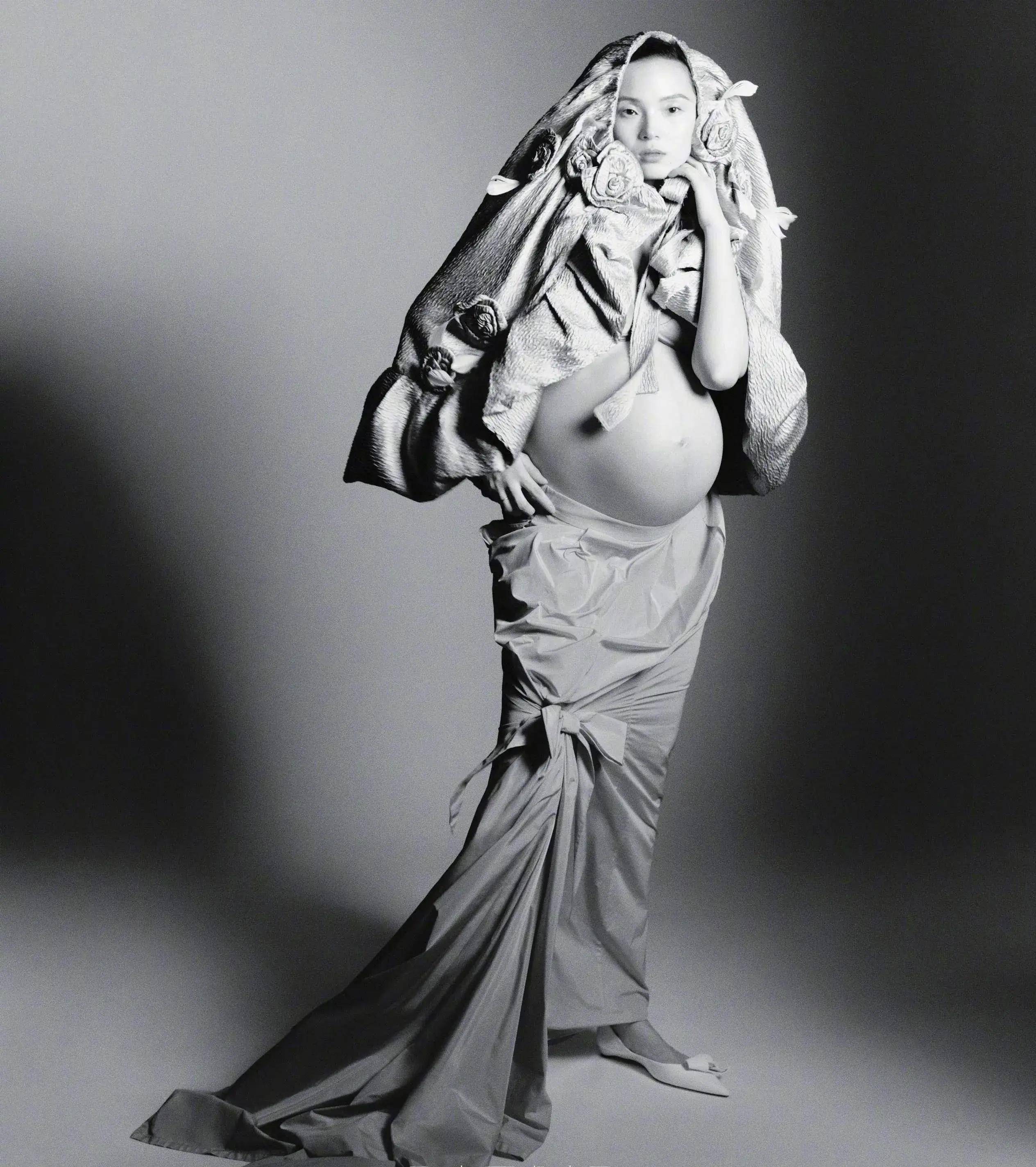 "维密超模"雎晓雯登芭莎十月封面,挺孕肚秀美腿,依然性感!