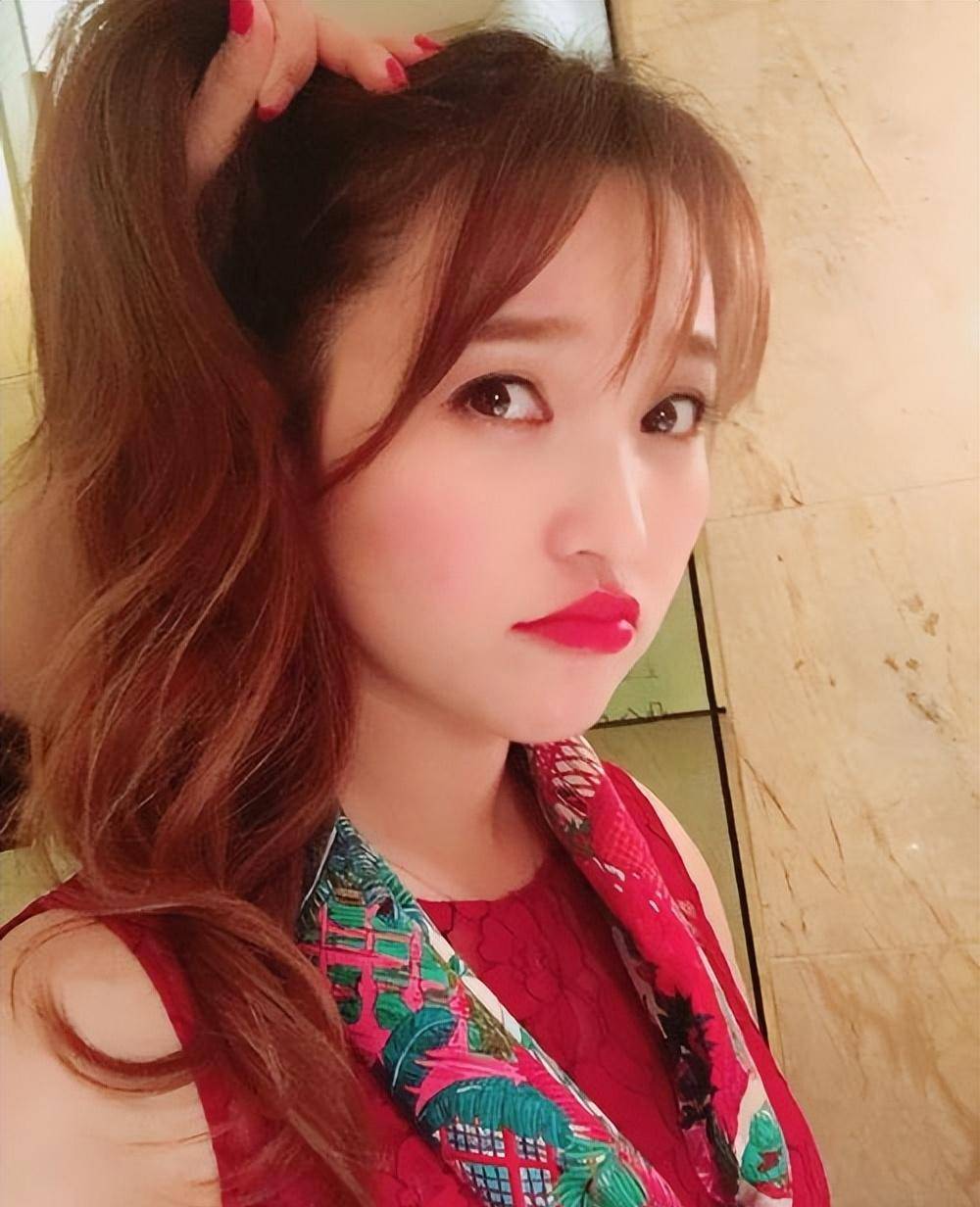 笑不活了,金莎找了个小19岁的男友,我却笑死在网友评论区里!