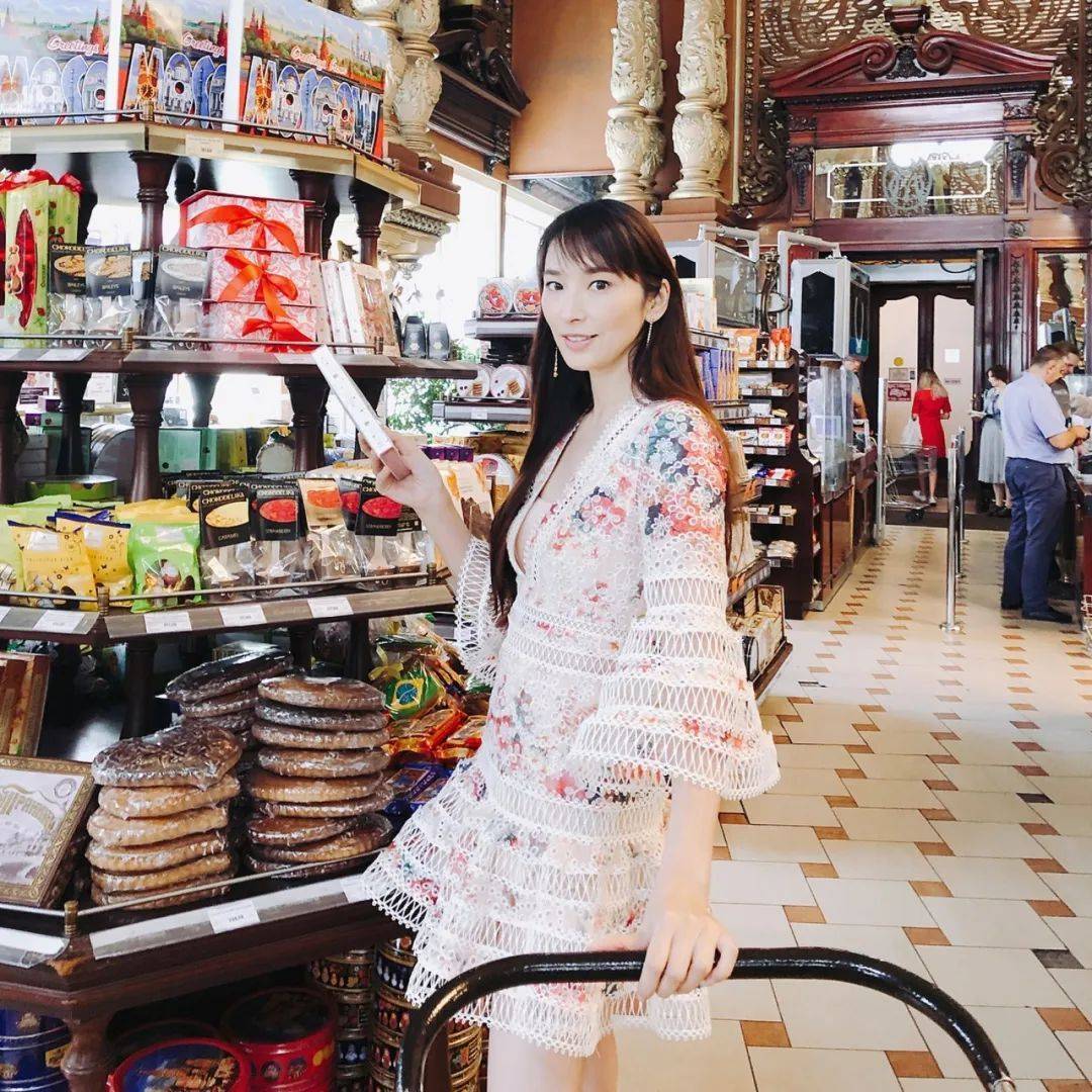 45岁台湾女星被耻笑豪门梦碎 无名分生4胎赚232亿成