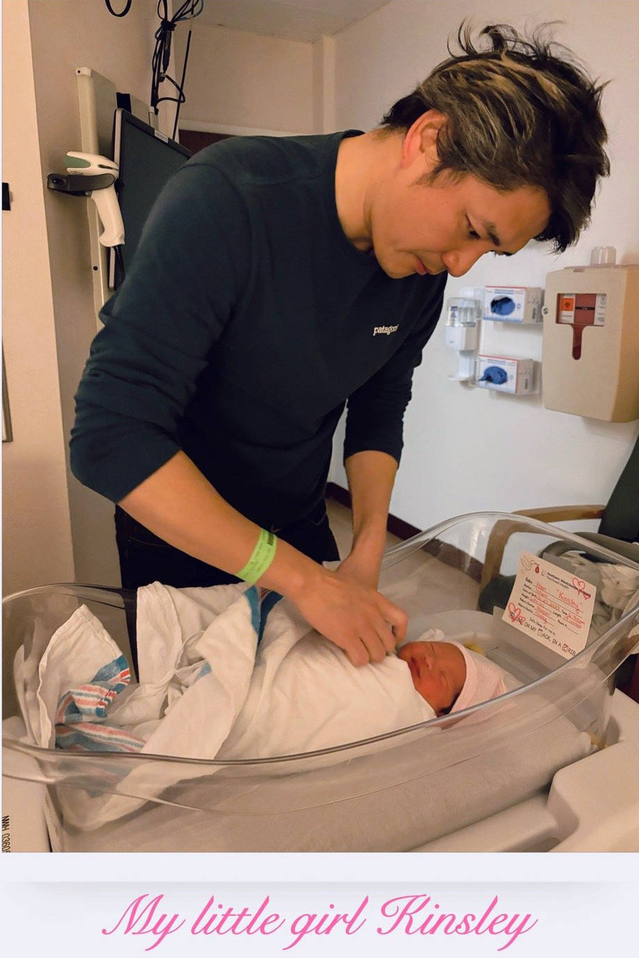 前央视最帅主持人顾斌官宣二胎得女,晒父女合影心情极佳_妻子_女儿