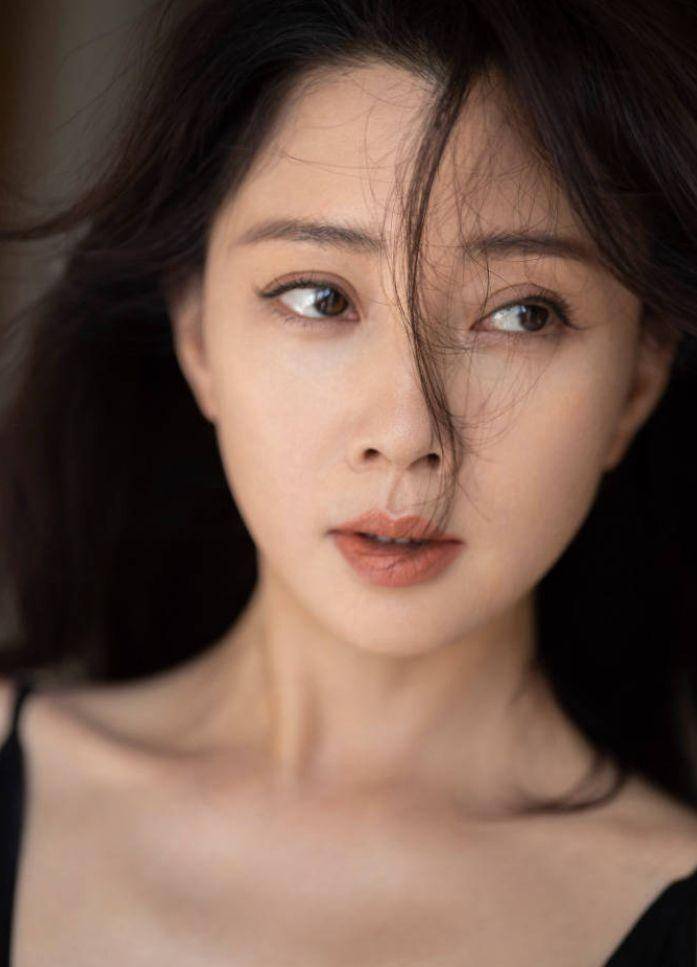 殷桃穿深v黑裙性感又妩媚 倩影摇曳大秀光滑美背_魅力_照片_裙子