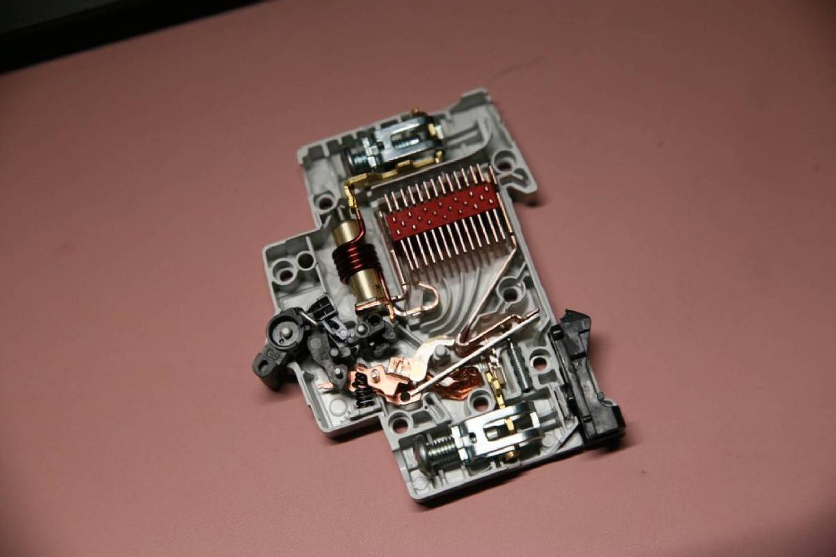 选对断路器,用电才安全,硬核拆解abb sh200空开,看完不踩坑