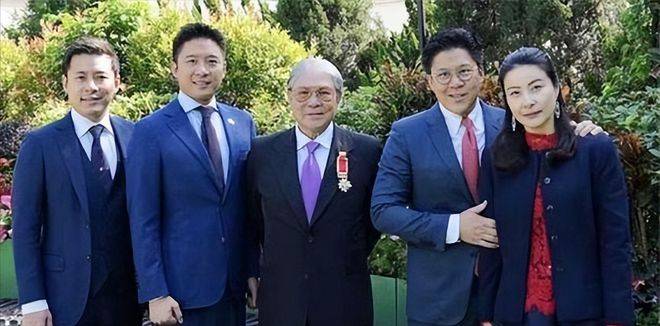 霍震霆获香港最高荣誉,三子和儿媳郭晶晶现身祝贺,气场很强_成就_个人