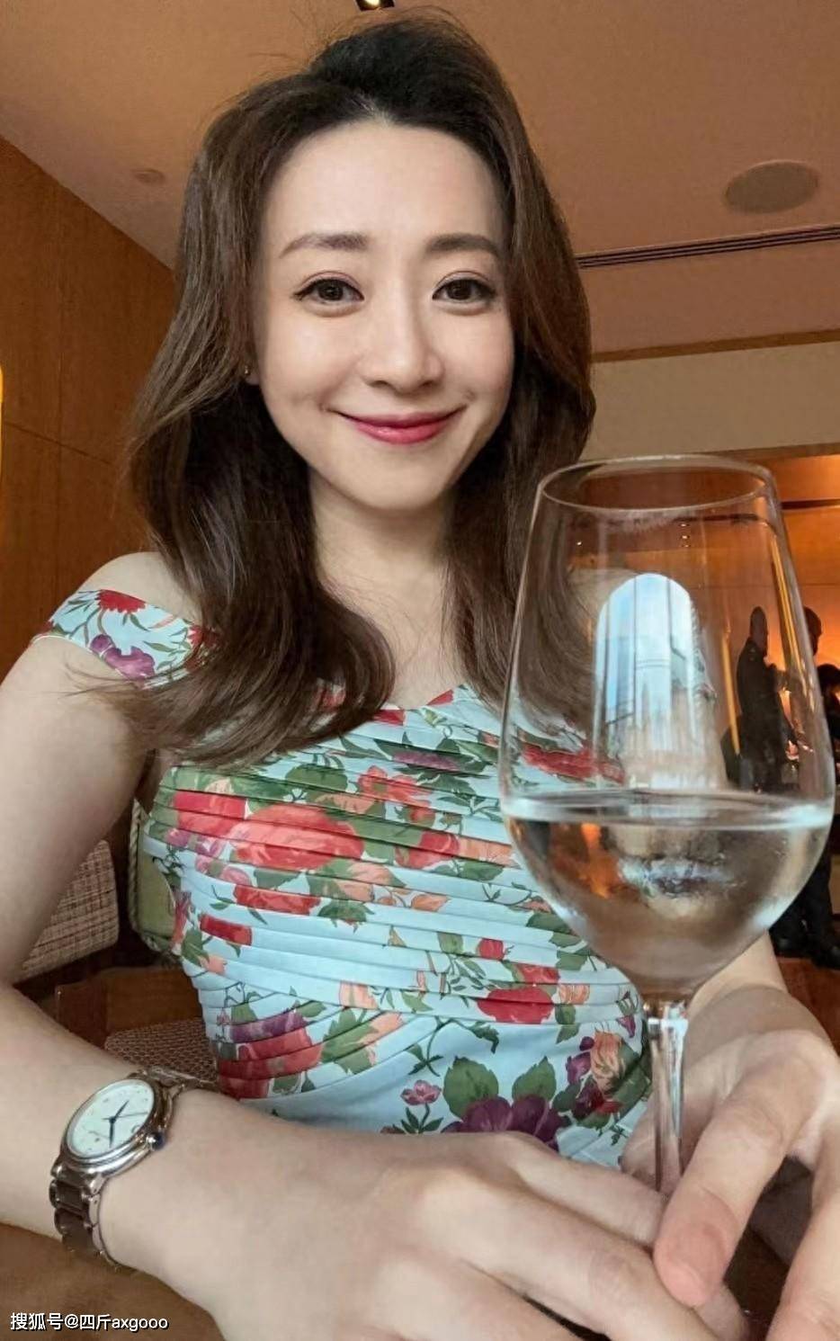 原创 37岁女星庄群施拍戏时猝死！在剧组猛吐酸水，全身发紫倒地身亡 