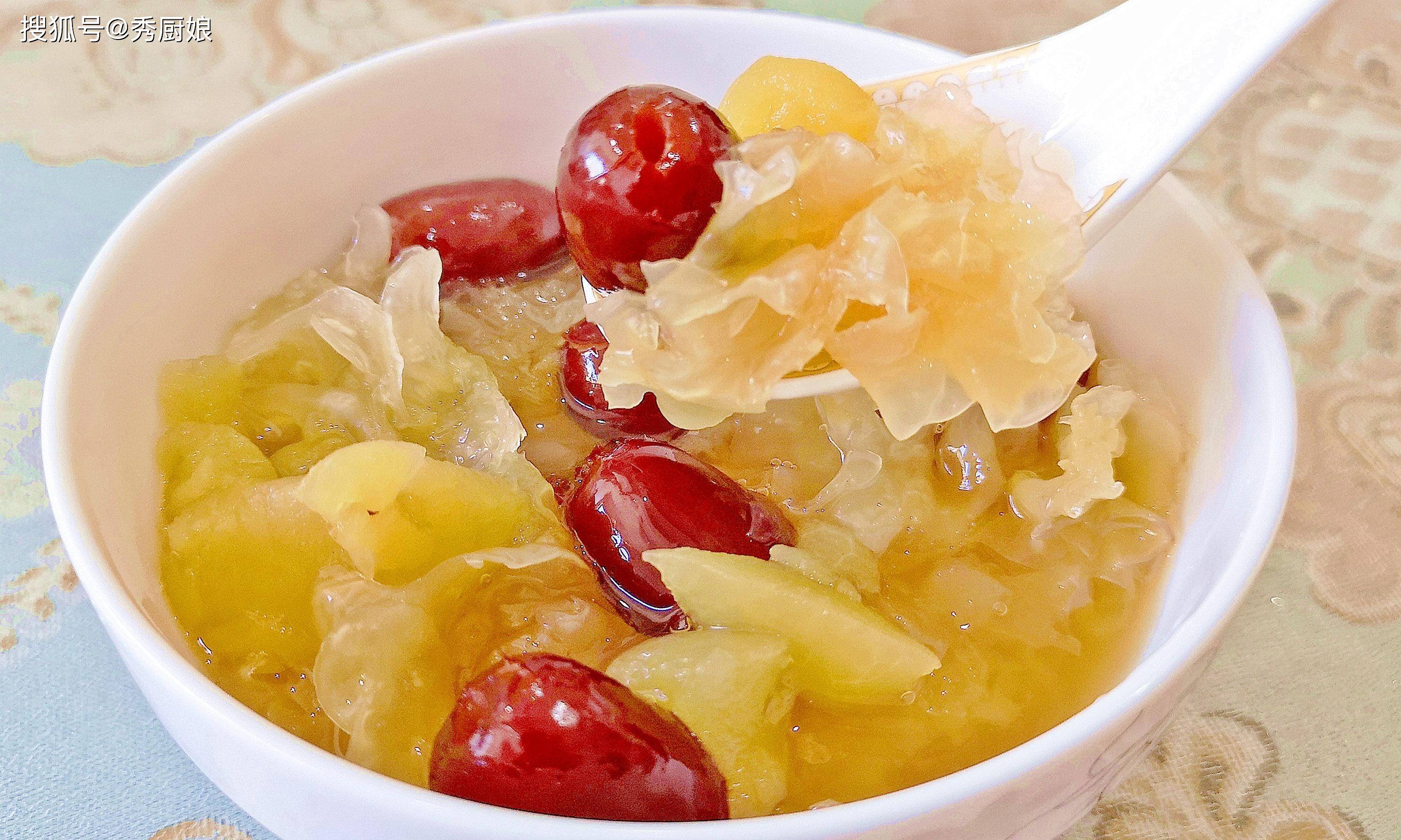 推荐食谱:【苹果银耳山楂羹】准备食材:苹果,银耳,红枣,山楂,冰糖具体