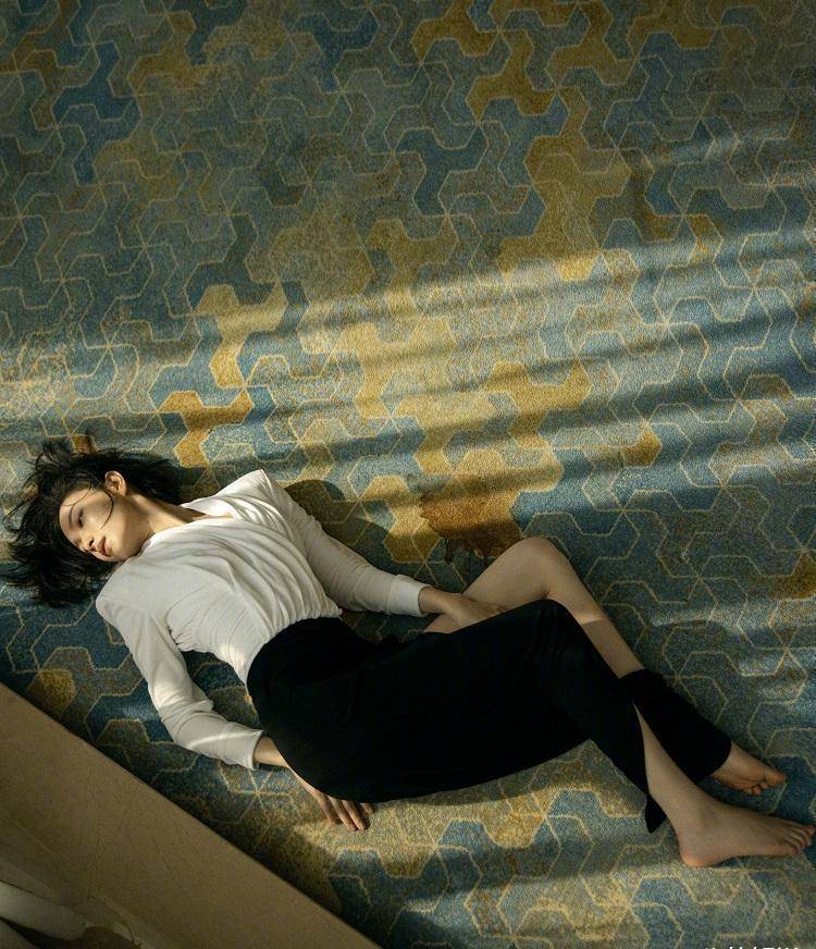 倪妮亮相新电影发布会,围一块白布当上衣?