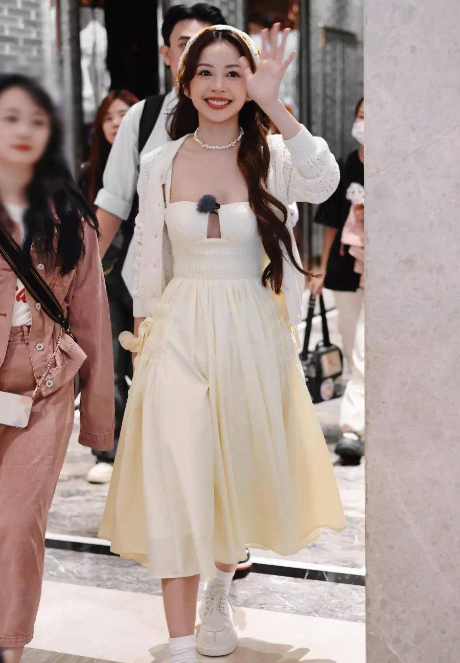 池浦穿时尚裙子被夸和娃娃一样漂亮_chi_越南_中国