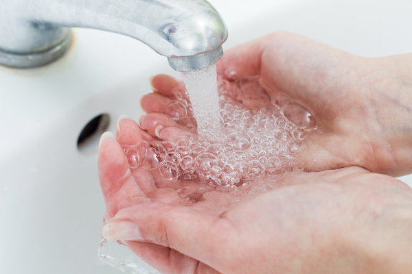 双手_水龙头_消毒液