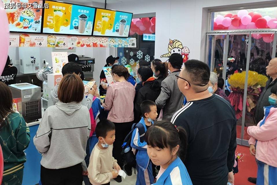 四,拓宽经营范围:除了奶茶,奶茶店还可以考虑拓展其他产品线来增加