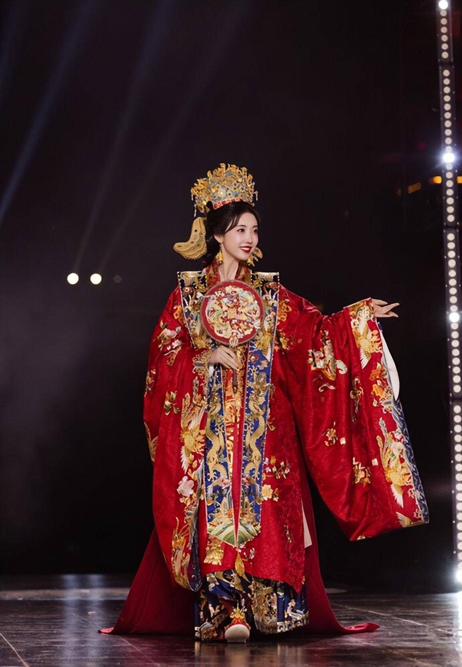 钱就是任性,头顶三十万的冠,身穿三万六的汉服,太美了_风格_嫁衣_显得